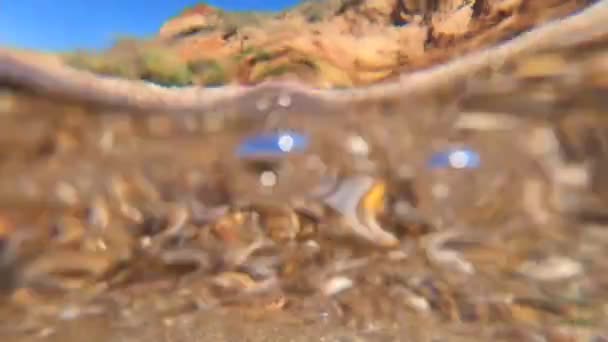 純粋で透明な水の波がカメラの上を転がる。下の図. — ストック動画