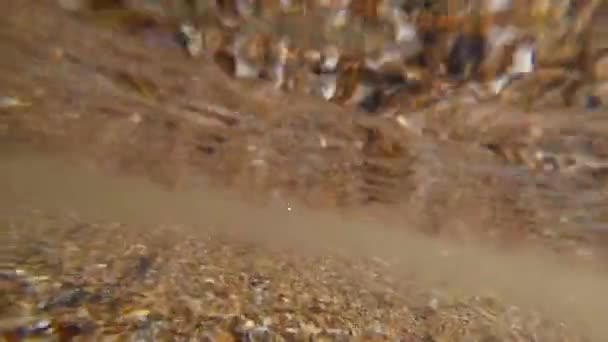 Reine und transparente Wasserwellen rollen über die Kamera. Ansicht von unten. — Stockvideo