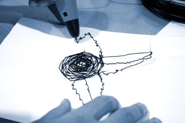 Erkek 3D kalem beyaz kağıda çiçek çizer