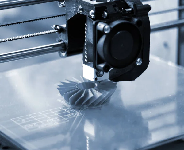 La stampante 3D stampa forme blu su un backgroun blu — Foto Stock