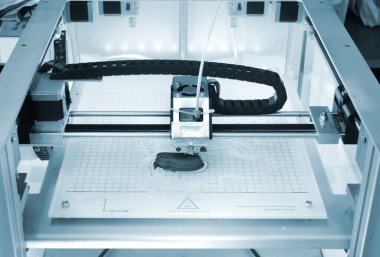 3D yazıcı erimiş plastik mavi yakın çekim formunu yazdırır.