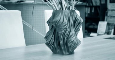 3D yazıcıya basılan nesne yakın plan masa üzerinde duruyor..