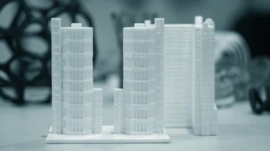 3D yazıcıya yazdırılmış beyaz rengin soyut nesnesi