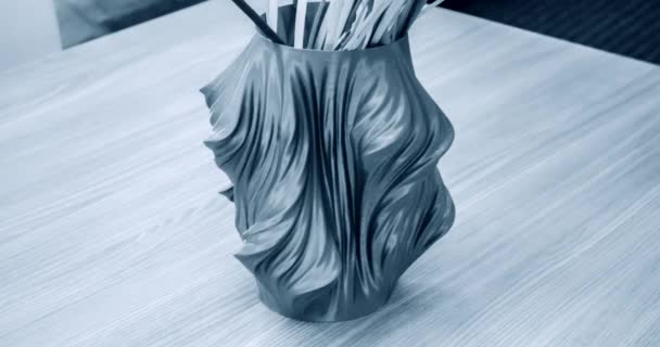Váza vytištěná na 3D tiskárně stojí v detailu interiéru. — Stock video