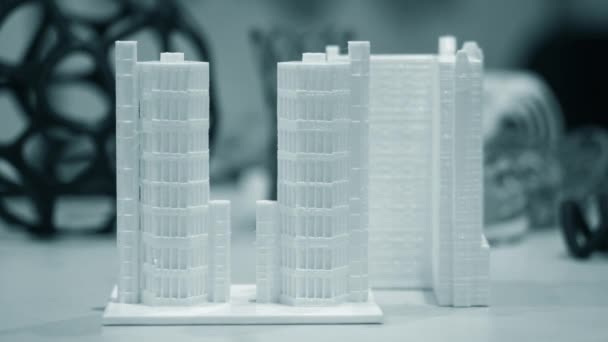 Abstrakcyjny obiekt koloru białego wydrukowany na drukarce 3D — Wideo stockowe