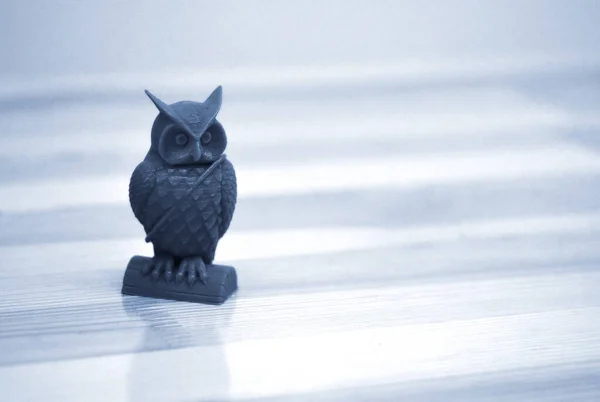 Model printed on 3d printer close-up. Owl of blue color. — Stock Photo, Image