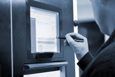 Adam makine monitöründe çalışıyor.