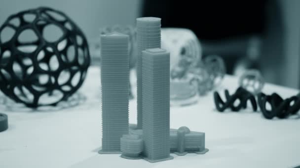 Objeto abstracto de un color azul impreso en una impresora 3D sobre una mesa blanca. — Vídeo de stock