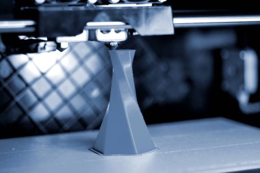 3 boyutlu yazıcı izole edilmiş hacim üçgen nesnesi mavi gri renk yazdırıyor