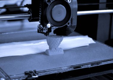 Modern 3D yazıcı yazıcı figürü yakın plan. Otomatik olarak üç boyutlu