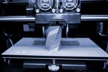 3D yazıcı çalışır ve sıcak erimiş plastikten bir nesne oluşturur