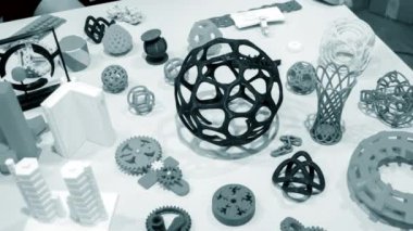 3D yazıcı tarafından yazılan soyut modeller.