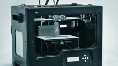 3D yazıcı çalışır ve sıcak erimiş plastikten bir nesne oluşturur
