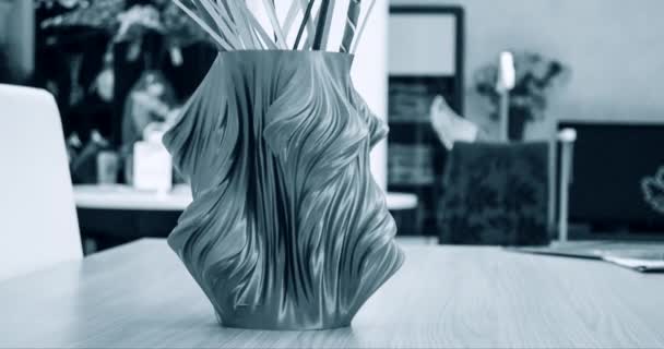 Ваза об'єкта, надрукована на 3d принтері, стоїть на столі — стокове відео