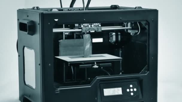 3D εκτυπωτή λειτουργεί και δημιουργεί ένα αντικείμενο από το ζεστό λιωμένο πλαστικό — Αρχείο Βίντεο