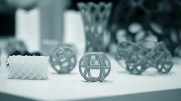 Absztrakt modellek nyomtatott 3D nyomtató közelkép. Fényes színes tárgyak — Stock videók