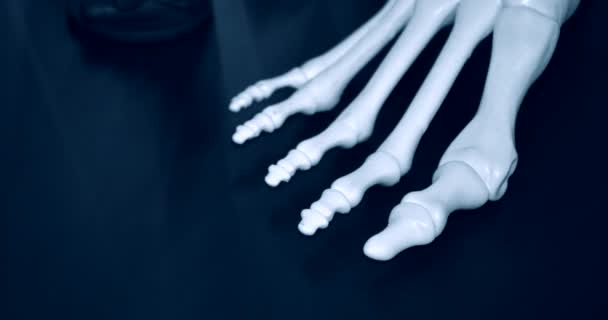 Белый прототип скелета человеческой ноги, отпечатанный на 3D-принтере — стоковое видео