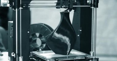 3D yazıcı siyah vazo gibi yakın plan bir model yazdırıyor