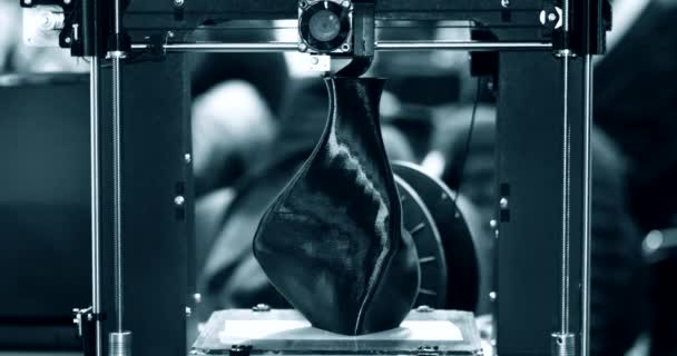 3D printer print een model in de vorm van een zwarte vaas close-up — Stockvideo