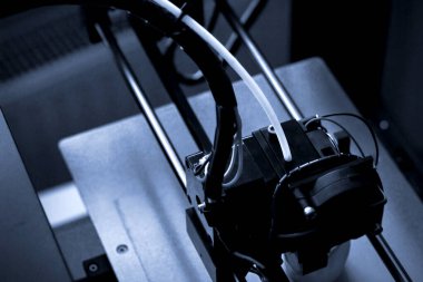 Nesneler 3D yazıcı tarafından basıldı. Otomatik üç boyutlu 3D yazıcı