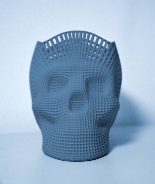 3D yazıcıda mavi gri renkli plastik ile basılmış kafatası.