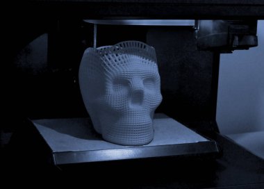 Kafatası 3D yazıcıda mavi gri renkli plastik ile yazdırıldı.