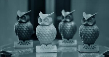 Masaüstündeki 3d yazıcı standında dört baykuş modeli oluşturuldu