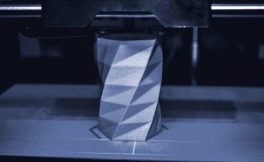 3D yazıcı çalışır ve sıcak erimiş plastikten bir nesne oluşturur