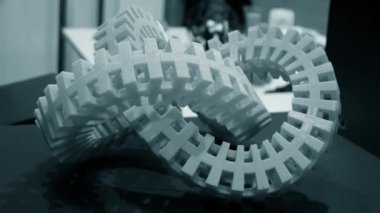 Beyaz bir masadaki 3D yazıcıya basılmış büyük soyut mavi renkli nesne