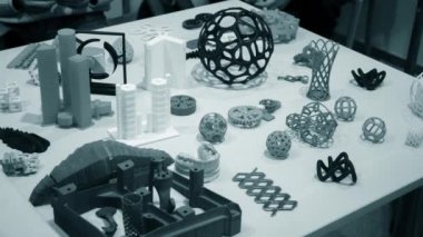 Plastik yazdıran 3D yazıcı ve yazıcıya basılmış nesneler