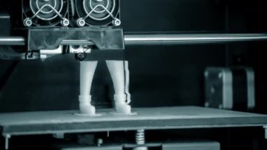 3D yazıcı erimiş plastik yeşil yakın çekim formunu yazdırır