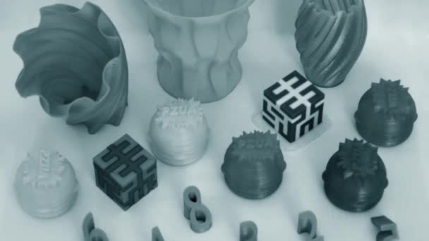 Modelos impresos por impresora 3d. Objetos impresos en impresora 3D en la mesa — Vídeos de Stock