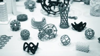 Birçok soyut model 3D yazıcıya basılmış parlak renkli nesneler
