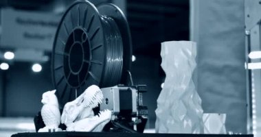 3d yazıcı tarafından basılan nesneler soyut bir nesnenin beyaz ve sarı şekli