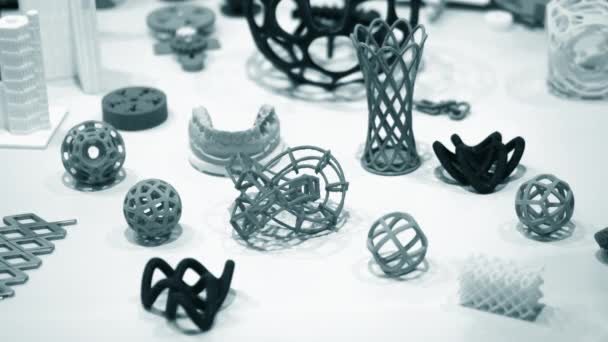 Muitos modelos abstratos objetos coloridos brilhantes impressos em uma impressora 3D — Vídeo de Stock