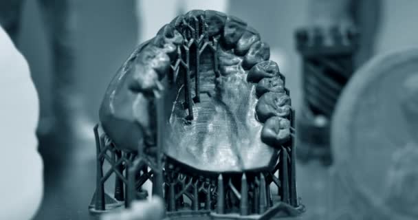 Muž s dolní čelistí, vytvořený na 3D tiskárně z materiálu fotopolymeru. — Stock video