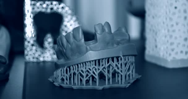 Menschlicher Unterkiefer auf 3D-Drucker mit Photopolymer gedruckt — Stockvideo