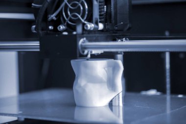 Nesneler 3D yazıcı tarafından basıldı. Otomatik üç boyutlu 3D yazıcı gerçekleştirir