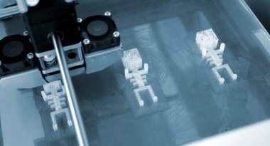 3D yazıcı çalışıyor ve sıcak erimiş plastikten bir nesne oluşturuyor