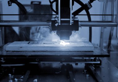 Ahşap kaplamalı lazer oymacılığı. 3D yazıcı lazer ışını