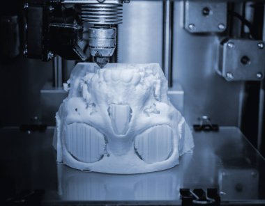 3D yazıcı erimiş plastik beyaz formunu yazdırır.