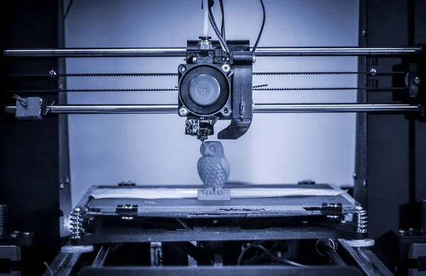 Figura de impresión de impresora 3D moderna de cerca. Copiar espacio. — Foto de Stock