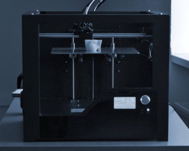 Nesneler 3D yazıcı tarafından basıldı. Otomatik üç boyutlu 3D yazıcı gerçekleştirir
