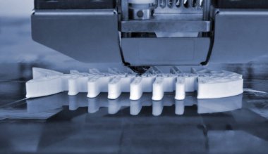 3D yazıcı çalışıyor ve sıcak erimiş plastikten bir nesne oluşturuyor