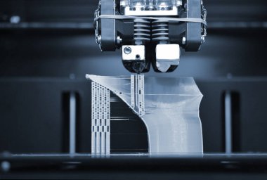 3D yazıcıyı çalıştır. 3D Yazıcı Nesnesi Yazdırılıyor. Plastik Kablo İpliği.