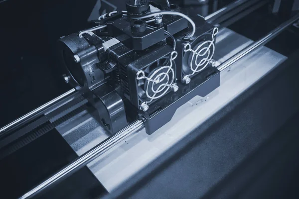 Nesneler 3D yazıcı tarafından basıldı. Otomatik üç boyutlu 3D yazıcı gerçekleştirir