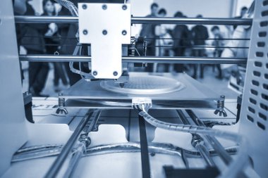 3D yazıcı çalıştırma ve üç boyutlu bir nesne oluşturma süreci