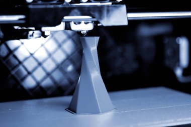 3 boyutlu yazıcı izole edilmiş hacim üçgen nesnesi mavi gri renk yazdırıyor