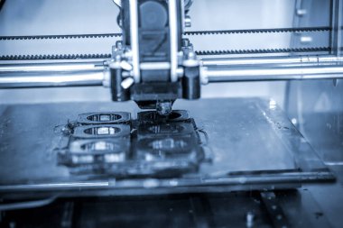 Modern 3D yazıcı yazıcı figürü yakın plan. Otomatik olarak üç boyutlu