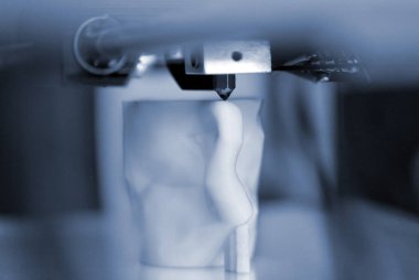 Nesneler 3D yazıcı tarafından basıldı. Otomatik üç boyutlu 3D yazıcı gerçekleştirir